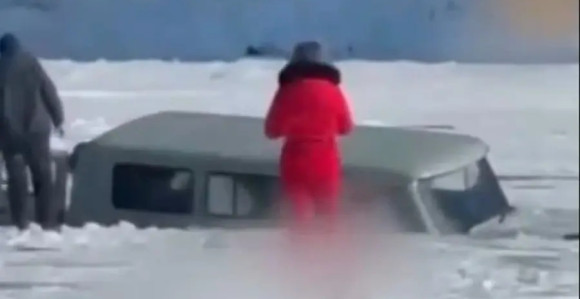 Autobus propao kroz led u najdublje jezero: Ima žrtava