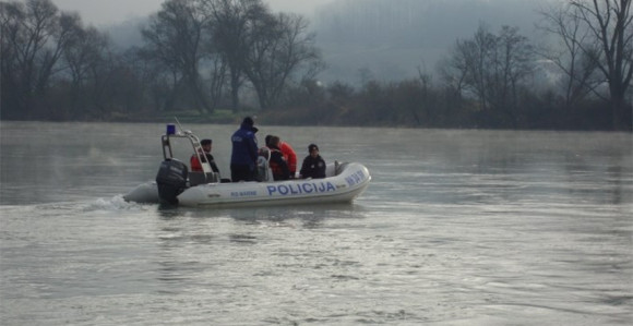 Prevrnuo se čamac na Uni, muškarac stradao, potraga traje