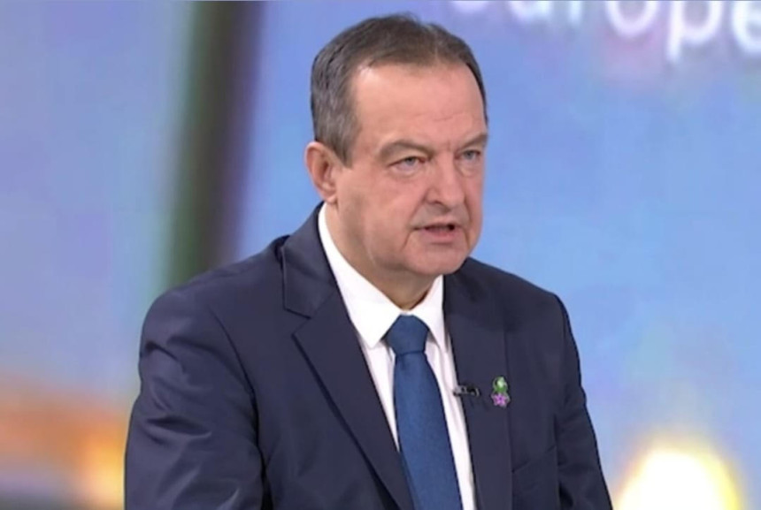 Ministar policije Ivica Dačić hitno prebačen u bolnicu, priključen na aparate