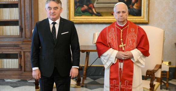 Рампа у Ватикану за Жељку Цвијановић и Дениса Бећировића, папа се састао само са Комшићем