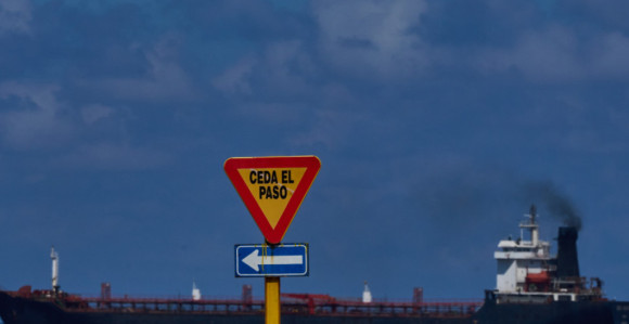 Руски танкер плови ка Куби усред америчке блокаде