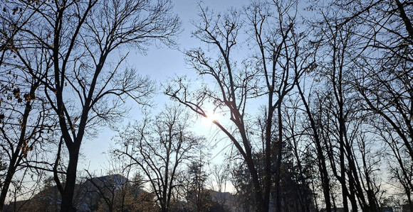 Претежно облачно и свјежије, уз краће сунчане периоде