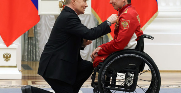 Putin kleknuo usred ceremonije i iznenadio sve