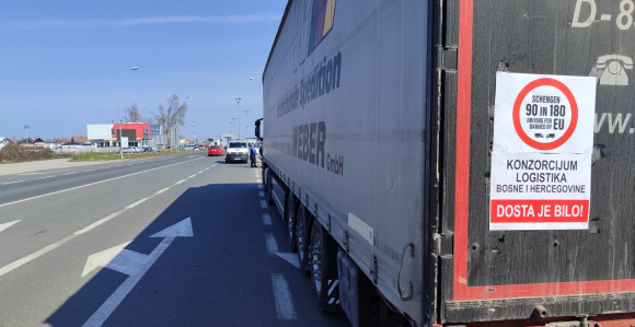 Превозници повучени у базе са граничног прелаза Орашје