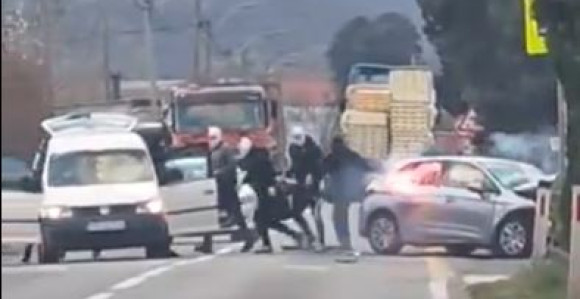 Мостар: Маскирани палицама и бакљама напали возача