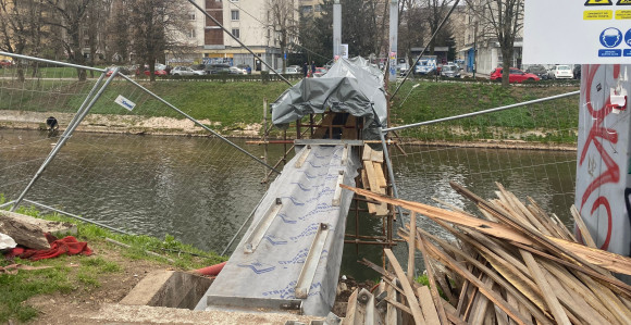 Извучено тијело жене која је пала са скеле моста у Миљацку