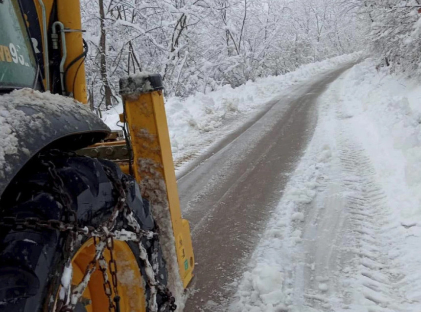 Снијег оковао З. Србију: Укључена и тешка механизација