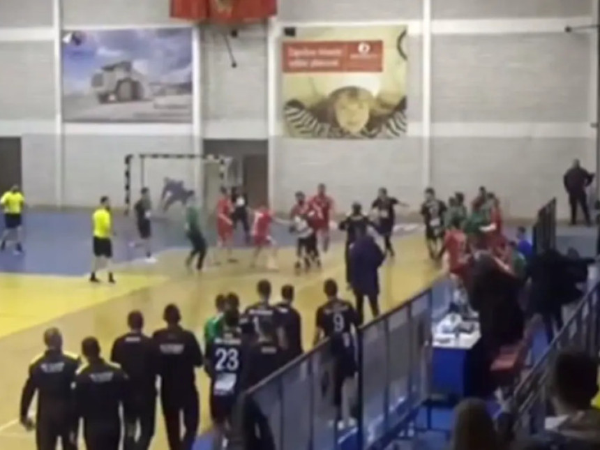 Пљевља: Масовна туча на паркету на утакмици (ВИДЕО)