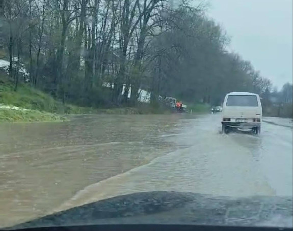 Бујичне воде поплавиле улице на подручју Добоја (ВИДЕО)