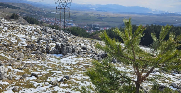 Oblačno sa slabom kišom, na planinama snijeg