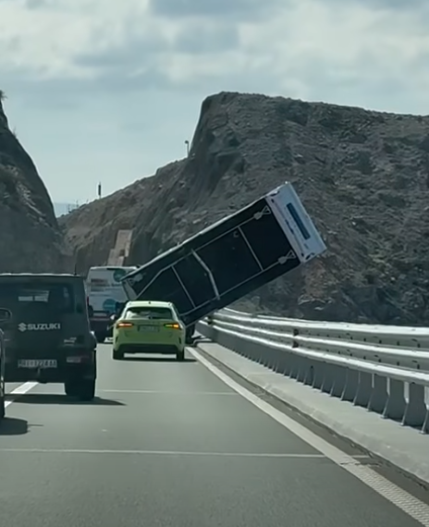 Vjetar prevrnuo prikolicu, obustava saobraćaja (VIDEO)