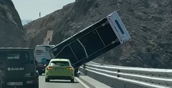 Вјетар преврнуо приколицу, обустава саобраћаја (ВИДЕО)