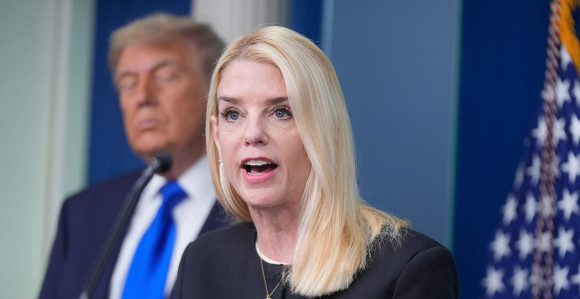 Tramp smijenio državnu tužiteljku Pem Bondi