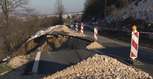 I dalje obustavljen saobraćaj na putu Bijeljina-Tuzla zbog odrona (FOTO/VIDEO)