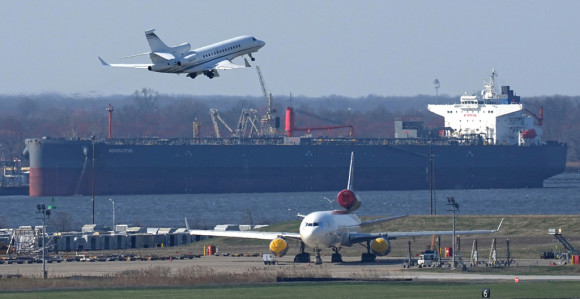 Žena se porodila u avionu, dobila projedlog za ime bebe