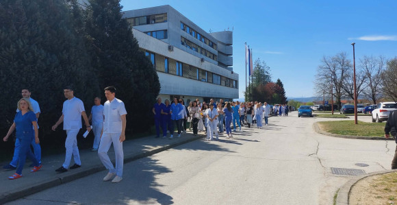Protest medicinskih radnika u Prijedoru: "Hoćemo plate!"
