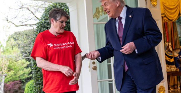 Tramp dao 100 dolara bakšiša dostavljačici