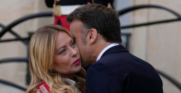 Makron poljubio Meloni, njena reakcija postala viralna
