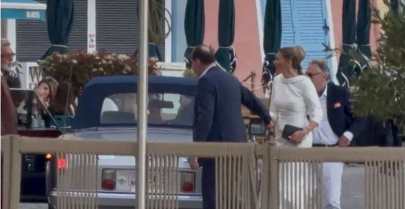 Ђина закаснила на мамино вјенчање са милионером