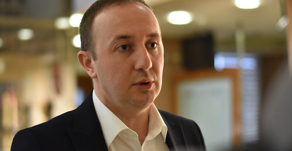 Licemjerni Minić, sluga režima lažno brine za mlade!