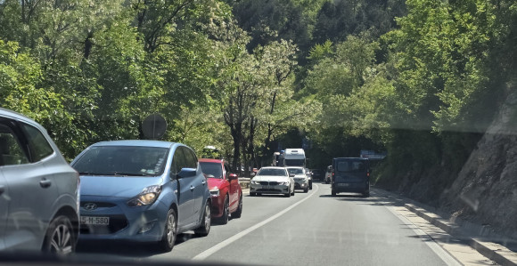 Velike gužve na putevima, saobraćaj se odvija otežano