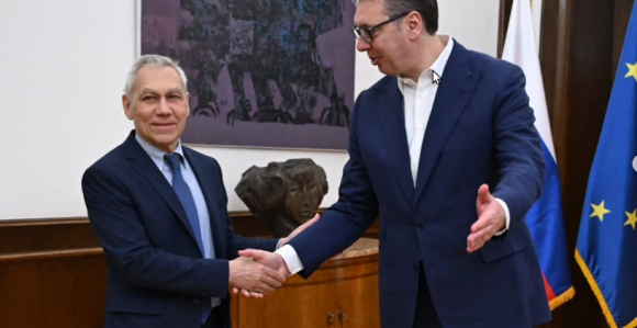 Vučić uručio čestitku za Putina povodom Dana pobjede