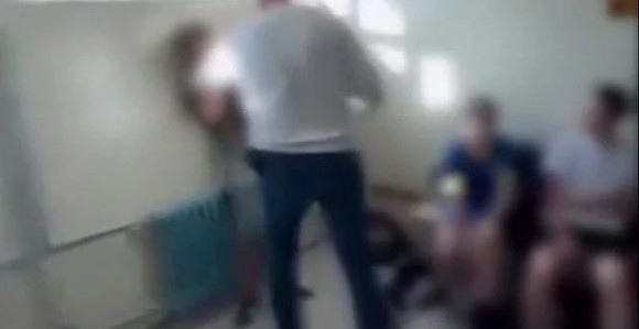 Узнемирујући видео из школе: Наставник тукао ученика