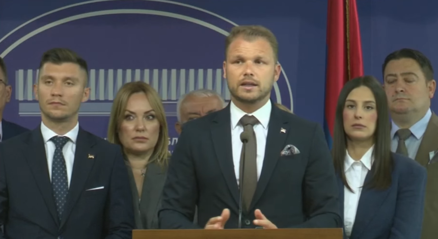 Влада наметне, па повуче законе ако не пролазе