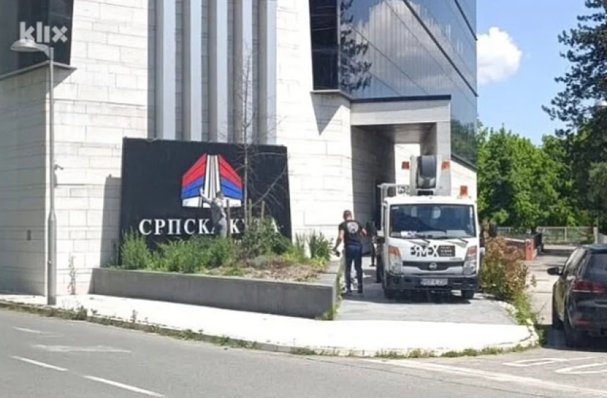 Uklonjen natpis "Srpska kuća" sa bivše kockarnice u Brčkom