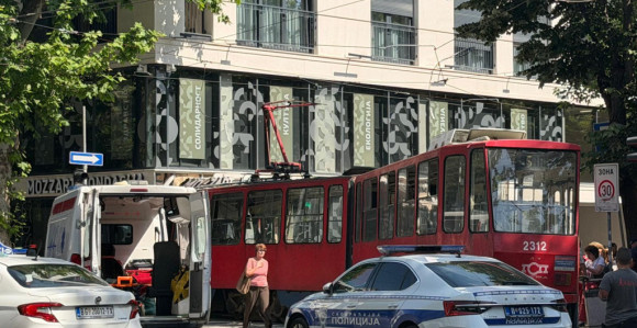 Трамвај излетио из шина и ударио у излог, има повријеђених