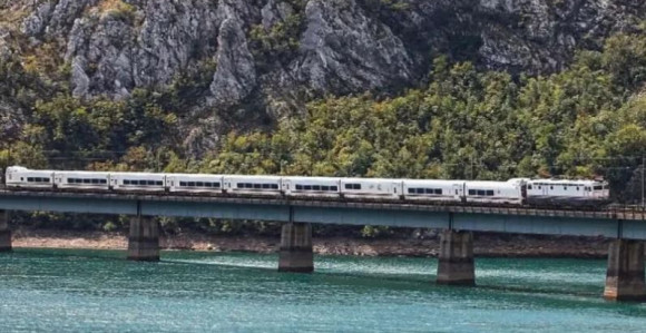 Blokirani vozovi za Mostar: Putnici išli autobusima