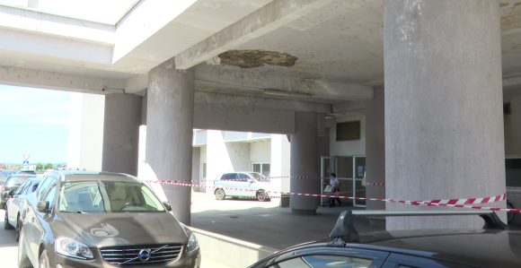 Urušio se dio plafona na parkingu UKC, oštećeno vozilo (FOTO)