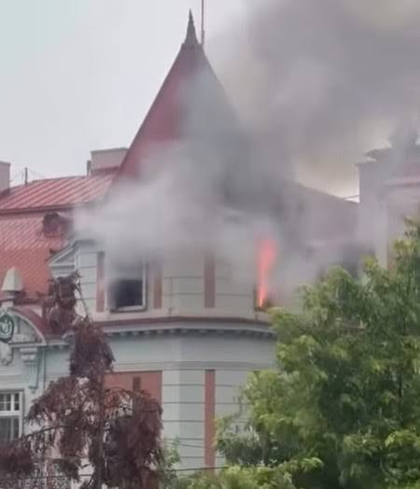 Beograd: Požar u ambasadi Pakistana, vatrogasci na terenu