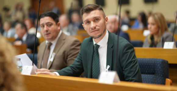 Дјеци Српске мрвице, посланицима који ћуте 165.000 КМ