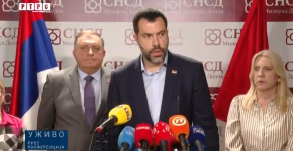 Tata i sin na konferenciji za novinare o izborima