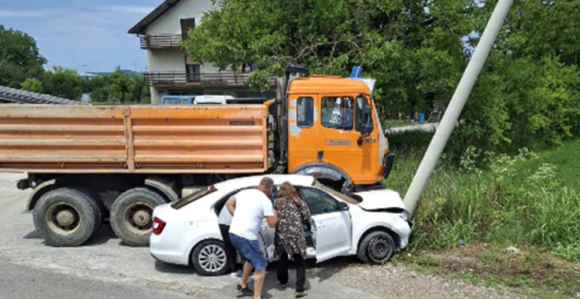 Udes u Laktašima, automobil udario u banderu
