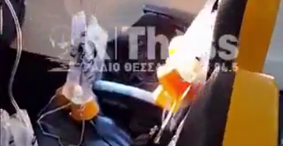 Srbin do ramena ispao iz aviona, spasila ga supruga (VIDEO)