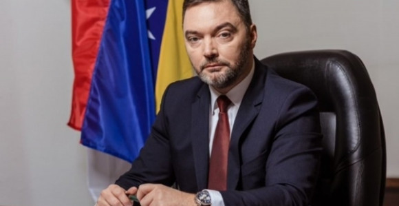 Колико новца и коме је Сташа Кошарац дијелио у Русији?!
