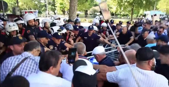Protesti u Tirani: Sukobi, vodeni topovi i suzavac (FOTO)
