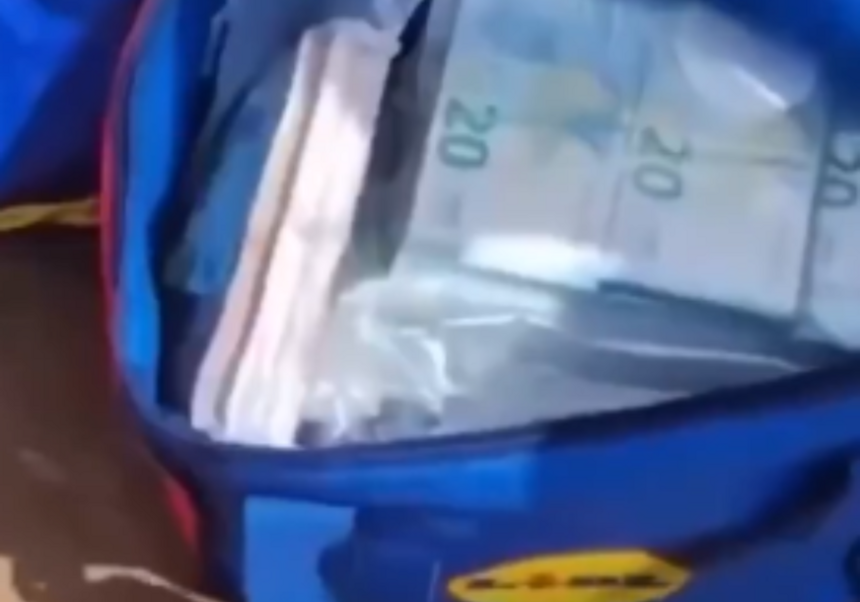 Talasi na plažu izbacili 700.000 evra, kupači u šoku