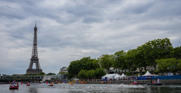 Pariz: Starija žena donela u crkvu dvije granate