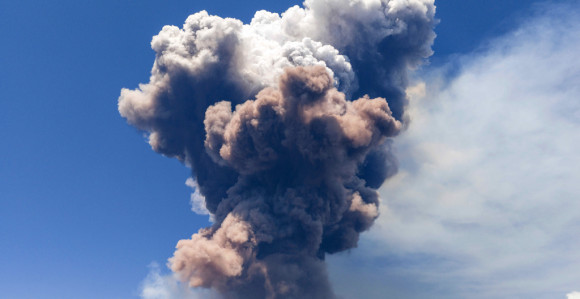 Nema letova na aerodromu u Kataniji, Etna izbacuje pepeo