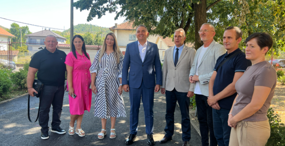 Izborna godina i briga za đake: Minić dijelio udžbenike