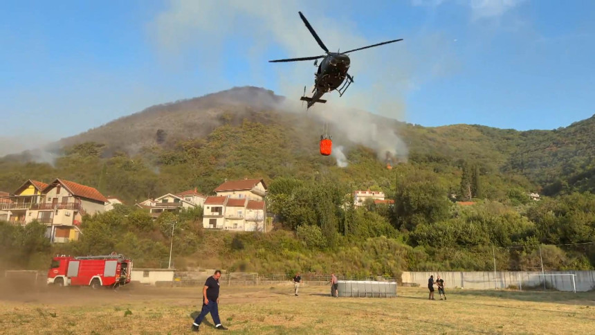 Gori u Herceg Novom i Ulcinju, vatrogasci brane kuće