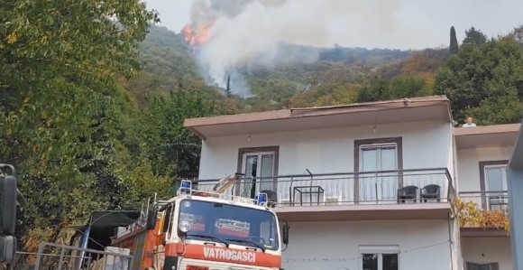 Požar kod Herceg Novog se širi, vatru gase i helikopteri