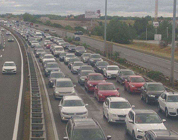 Камион се преврнуо преко двије траке, колона 22 километра