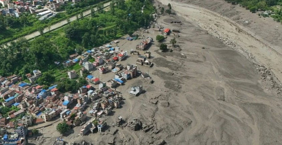 Broj žrtava poplava u Nepalu 162, stotine nestalih ljudi