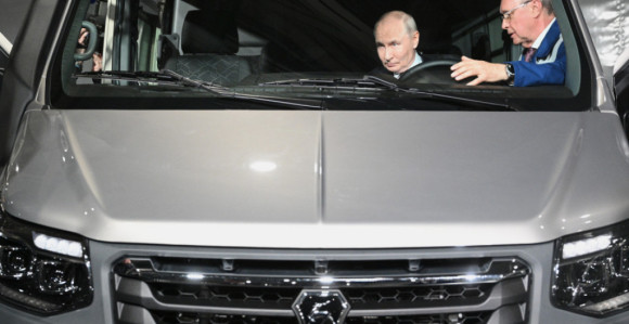 Putinov auto tokom vožnje kroz šumu zaustavio tigar