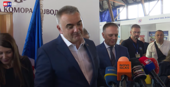 Bijeljina: Savo Minić srušio mikrofone: "Sreća pa nije BN!"