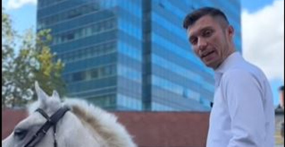 Kresojević na konju došao pred Vladu: Gorivo je preskupo!